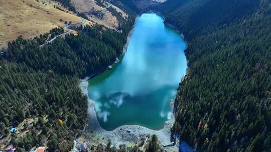 山间湖泊全景自然风光