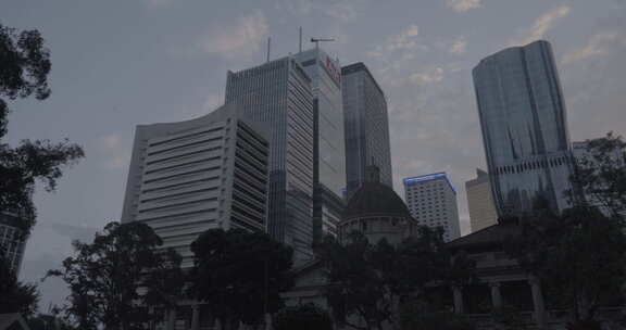 仰拍香港密集高楼