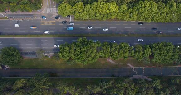 4k深圳新洲河整洁的河道清澈河水和公路车流