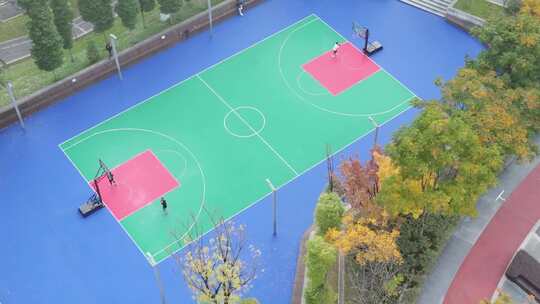 城市公园露天篮球场里打球的市民