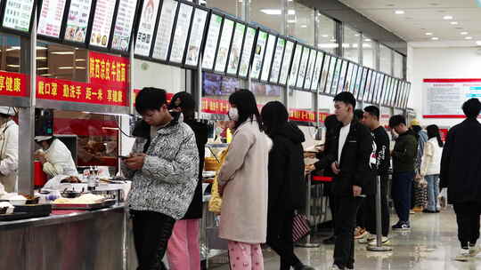 大学食堂大学生打饭