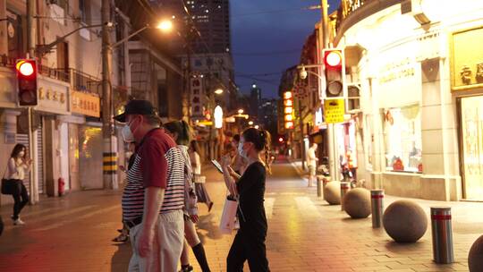 南京东路步行街穿行的人视频素材模板下载