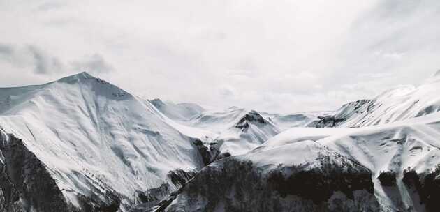 航拍喜马拉雅山脉低峰的云雾和大雪