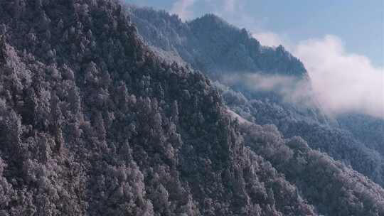 峡谷地貌雪景