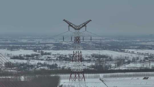 雪地中的高压输电塔