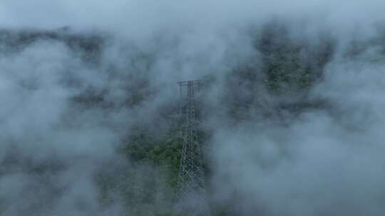 森林电塔云雾森林云海电塔航拍森林雨天森林