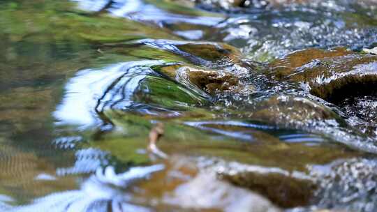 山涧溪谷岩石流水潺潺升格特写
