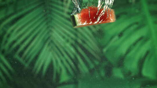 西瓜水果夏天西瓜 掉入水中视频素材模板下载