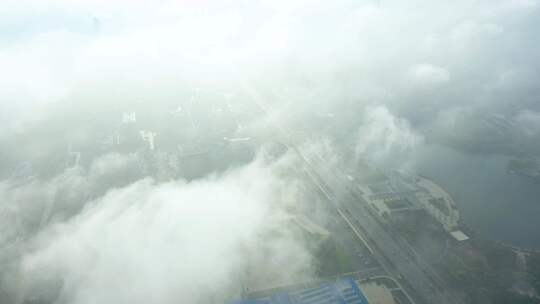 航拍枣庄新城金牛岭下的云雾和凤鸣湖云雾