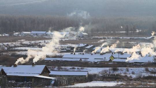 大兴安岭寒冷的早晨山村炊烟袅袅