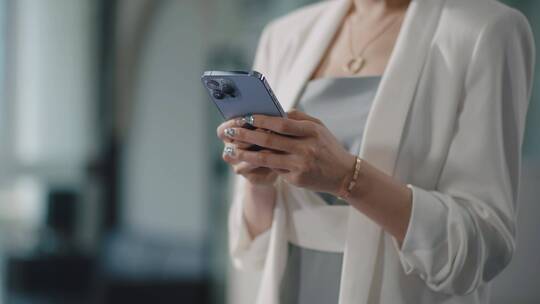 职场女性收到好消息手机绿屏可抠像替界面