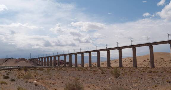 p1018090-2 高速铁路桥在沙漠荒野