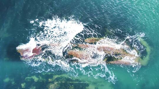 海浪浪花拍打礁石视频素材模板下载