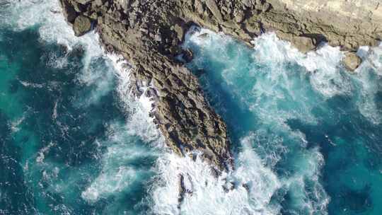 绿松石海浪拍打在瓜德罗普岛恩弗港的悬崖上