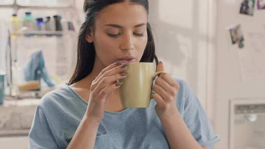 女性居家手持杯子饮用