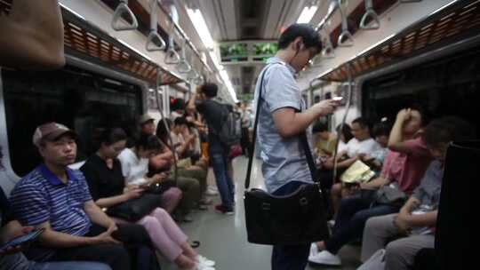乘坐火车的人乘坐公共交通工具