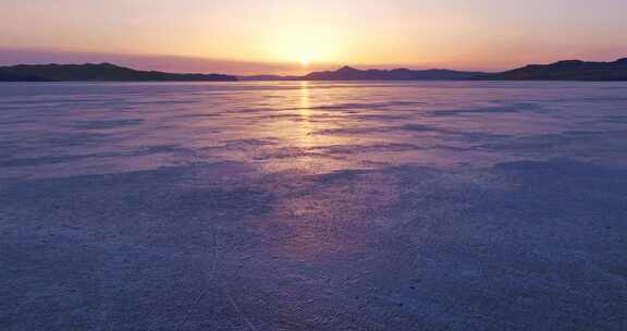 冰湖湖面日落夕阳水库