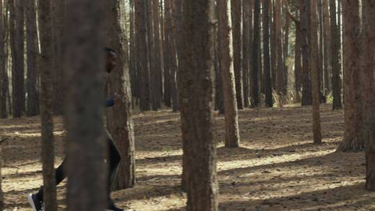 男人在树林里跑步视频素材模板下载