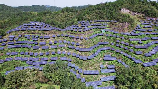 航拍山坡光伏太阳能发电场