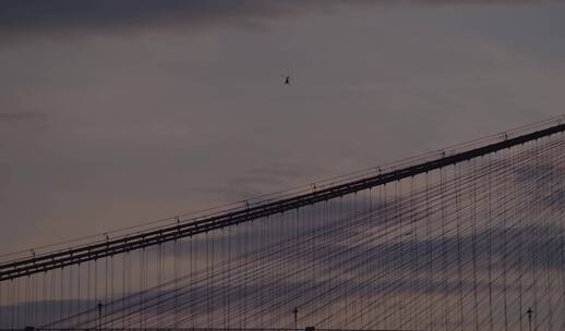 黄昏下的跨河大桥