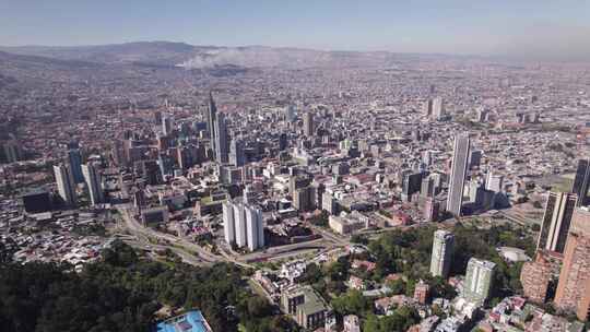 哥伦比亚高空俯瞰点的波哥大天际线和城市景