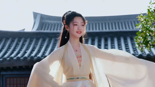 古装女子在庭院轻纱曼舞