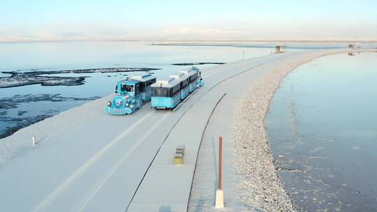 航拍青海茶卡盐湖冬天自然风光下的小火车