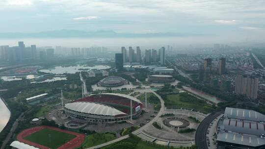 4K航拍浙江义乌城市地标平流雾风光