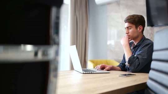 居家办公炒股个人炒股金融交易严肃