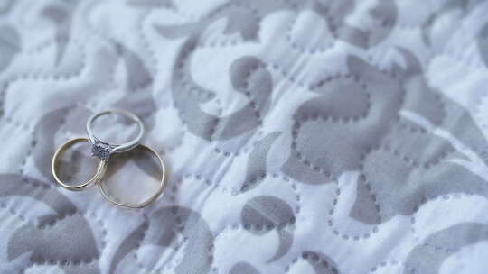 装饰盒中的结婚戒指