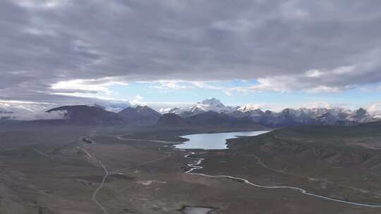 西藏冲巴雍措景区连绵雪山航拍