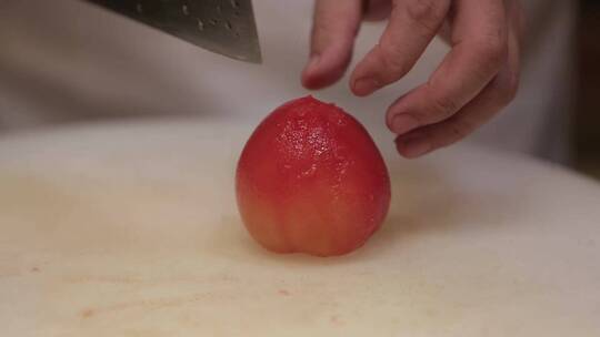 烫西红柿去皮切块