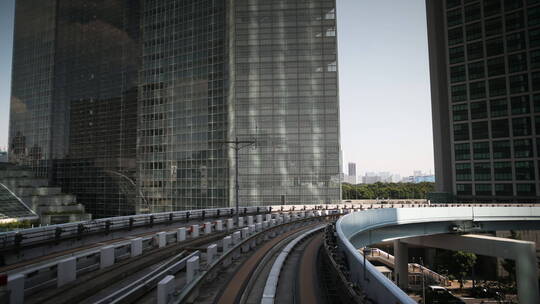 东京列车身后的建筑视频素材模板下载
