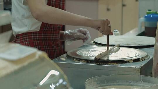 煎饼店的煎饼制作