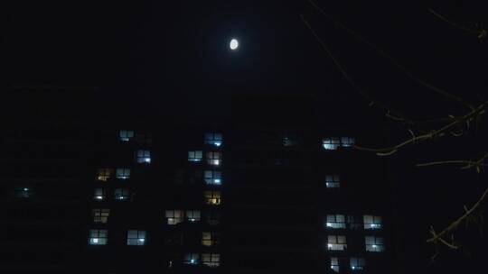万家灯火上的月亮