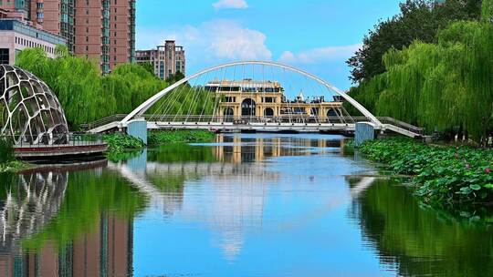 蓝天白云北京亮马河水中倒影风景