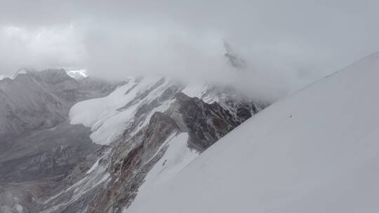 西藏拉萨当雄廓琼岗日雪山洛堆峰主峰