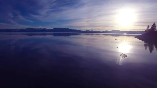 在太浩湖上空拍摄海岸线剪影视频素材模板下载