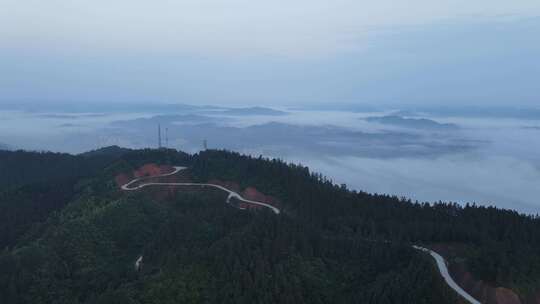 大山中蜿蜒的水泥路