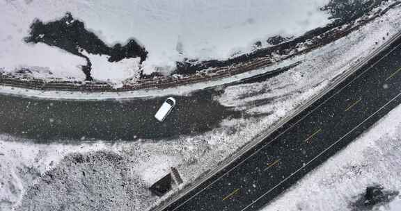 俯拍一辆白色汽车停在雪地上