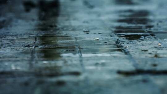 飞溅雨滴地面雨水梅雨季节