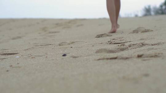 人走在海滩上脚步特写视频素材模板下载