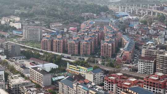 城市铁路及周边建筑俯瞰