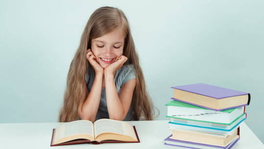 小女孩在书房看书