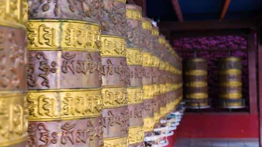 寺庙内的藏传佛教转经筒