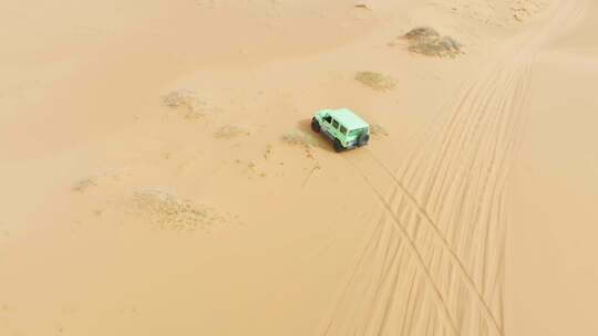 巴丹吉林沙漠越野车沙漠珠峰绿洲骆驼视频素材模板下载