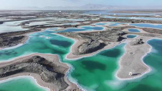 青海海西大柴旦翡翠湖水面沙地航拍视频