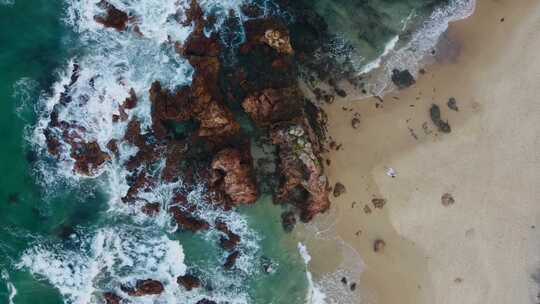 海浪撞击岩石海岸的空中镜头