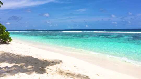 晴天马尔代夫大海、沙滩、沙滩椅视频素材模板下载