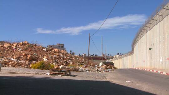 以色列和巴勒斯坦领土之间新的西岸隔离墙沿线的垃圾和垃圾收集
